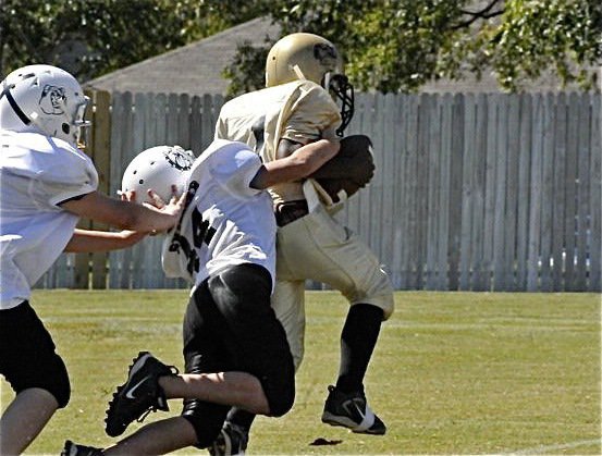 Image: Norwood can — Kendrick Norwood(1) keeps churning his legs with Bulldogs biting at his heels.