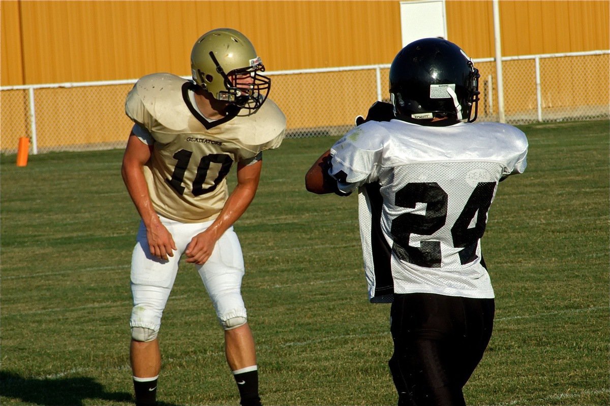 Image: Italy vs Palmer — Italy’s Chase Hamilton(10) covers a Palmer receiver.