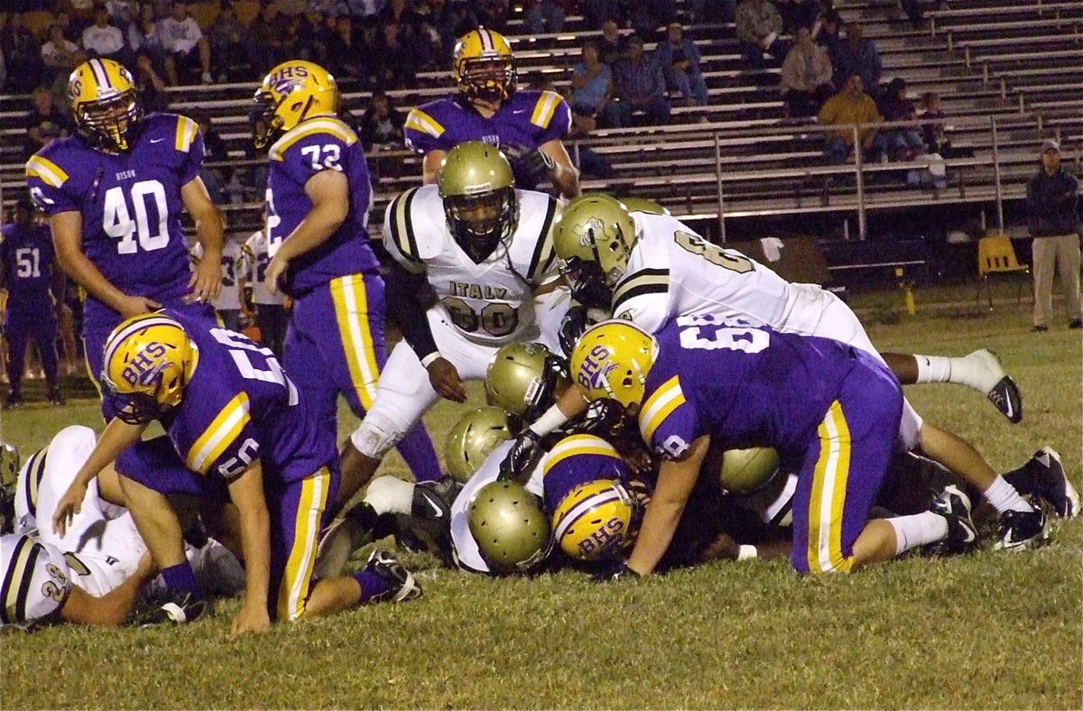 Image: Group tackle — Several Gladiators bring down the Bison runner.