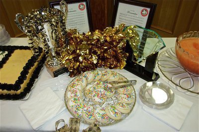 Image: Awards and snacks — Several awards were handed out by Mayor Frank Jackson and the City of Italy to deserving IYAA Volunteers and supporters. Then, Mayor Jackson offered deserts and refreshments to those attending.