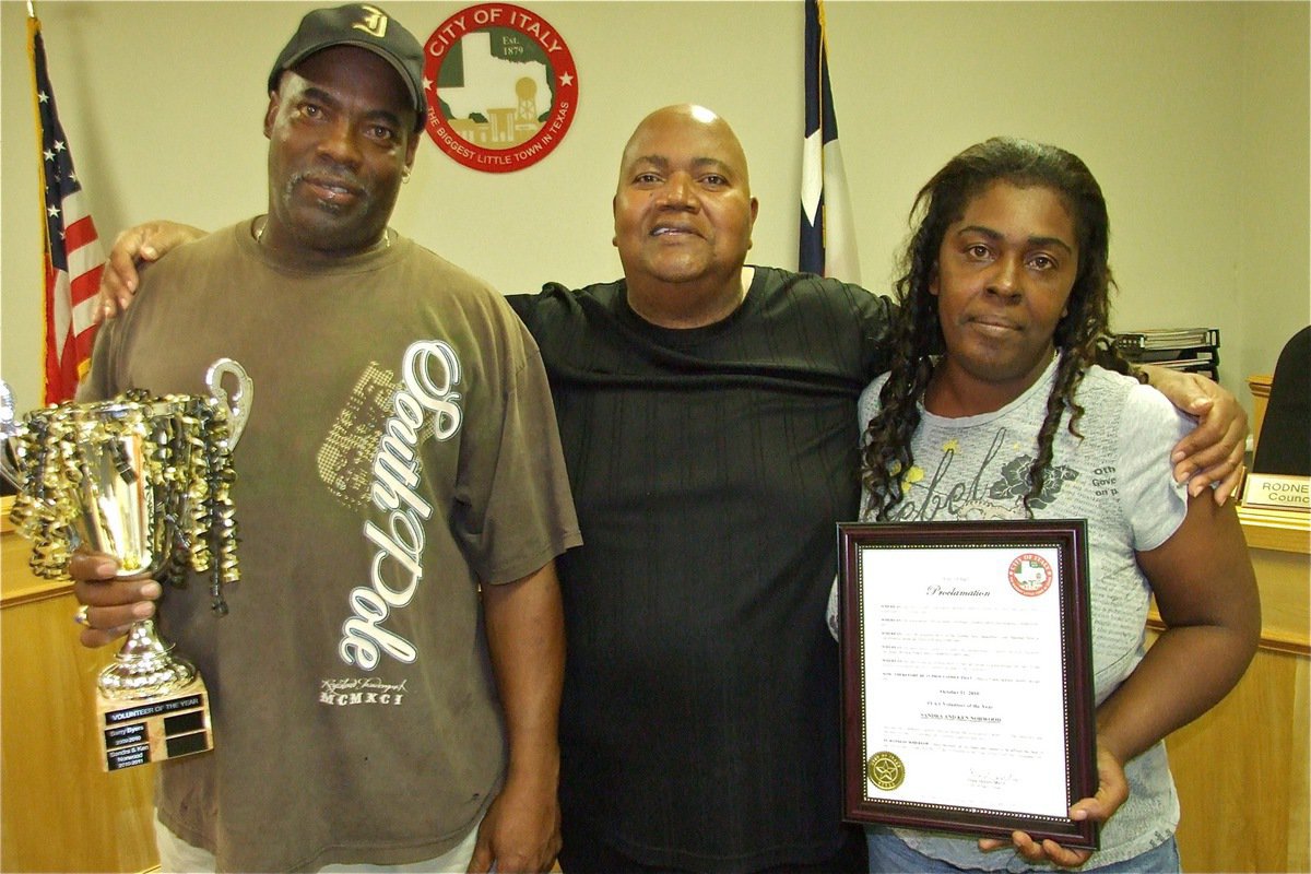 Image: Volunteers of the Year — Sandra and Ken Norwood receive a congratulatory hug from City of Italy’s Mayor Frank Jackson as well as the IYAA Volunteer of the Year trophy and plaque for all their hard work coaching and running concessions.