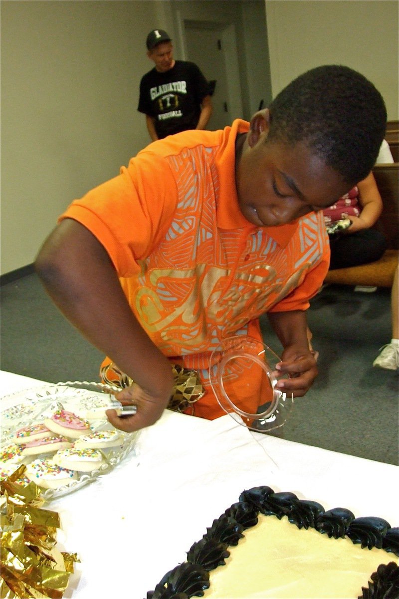 Image: The backhand — Kendrick Norwood is determined to get a cookie.