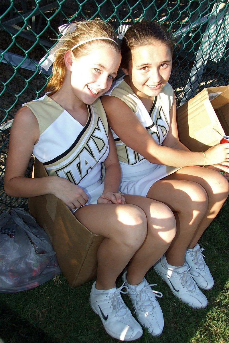 Image: Boxy ladies — Cheerleaders Brit Chambers and Sarah Coleman may need a bigger box.