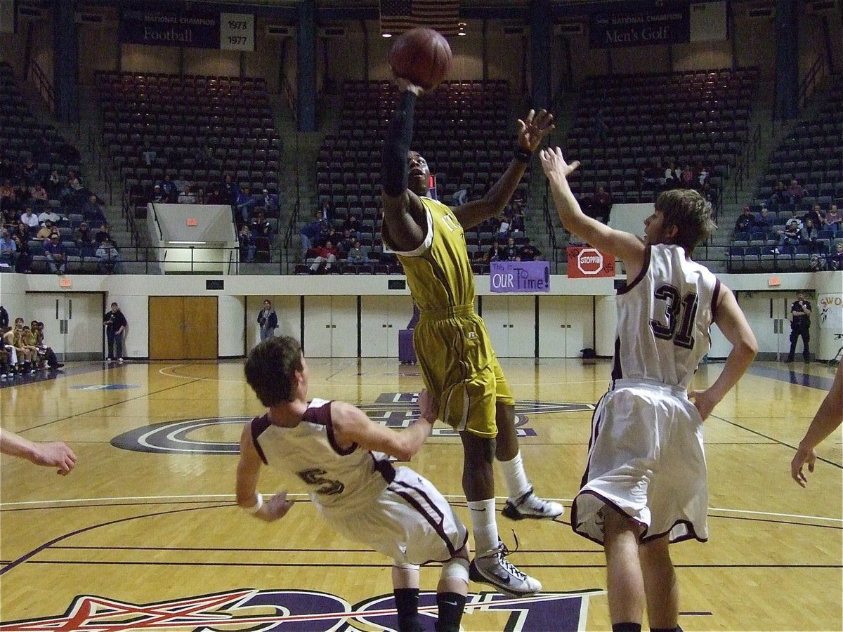 Image: Italy’s Jasenio Anderson(11) puts in 20-points over Clyde Eula — Despite picking up two offensive charging calls, Italy’s Jasenio Anderson continued to pound the Eula defense in the paint.