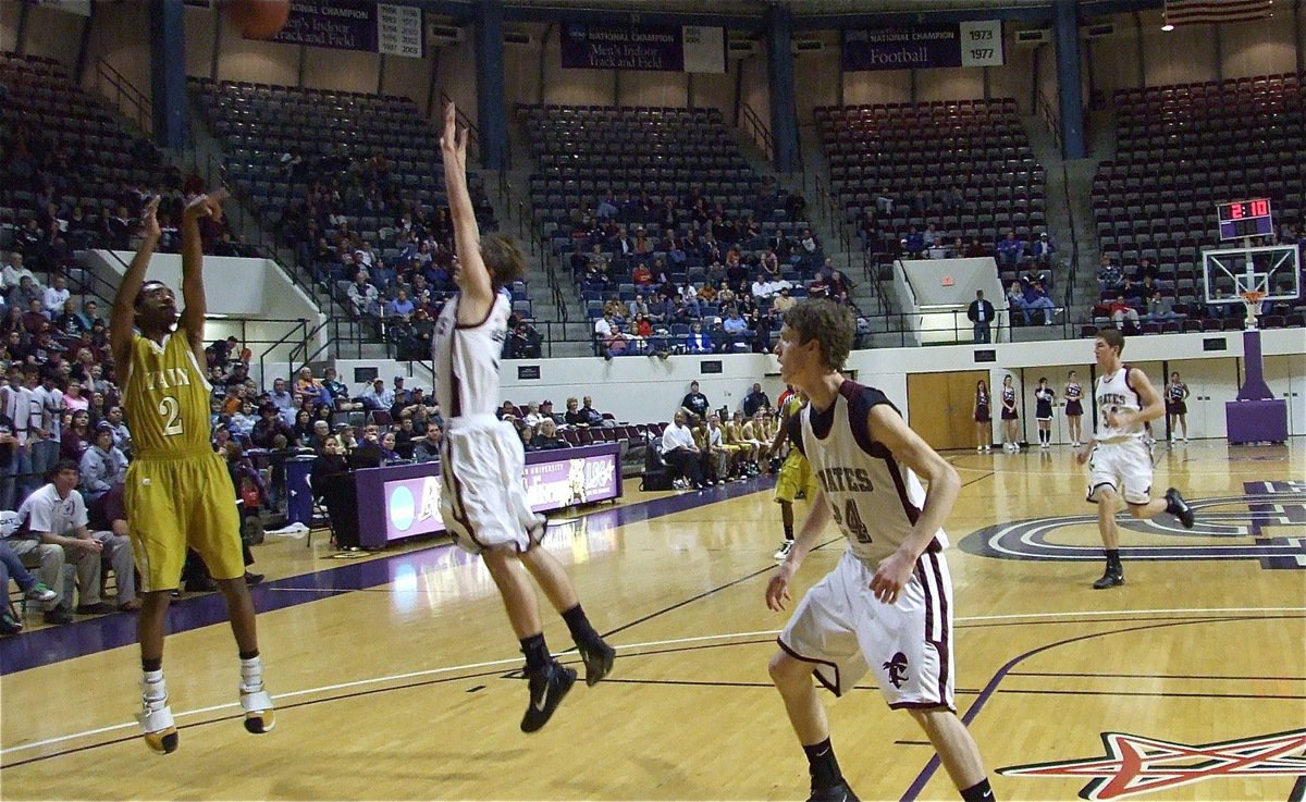 Image: Heath on the side — Snoop taking care of business hitting 2 of his 9 points.