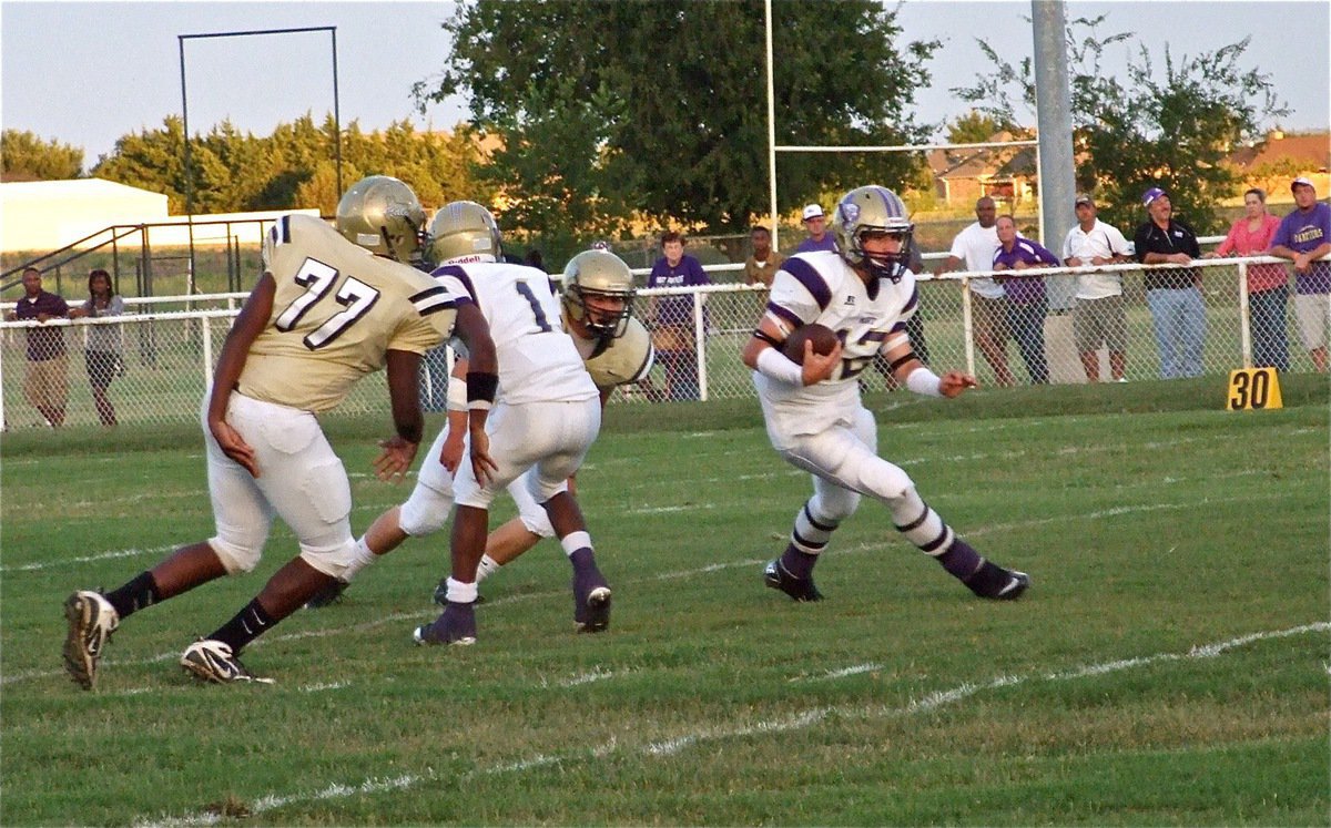 Image: Larry attacks — Italy’s Larry Mayberry(77) brushes off a Panther block on his way to Mart’s quarterback.