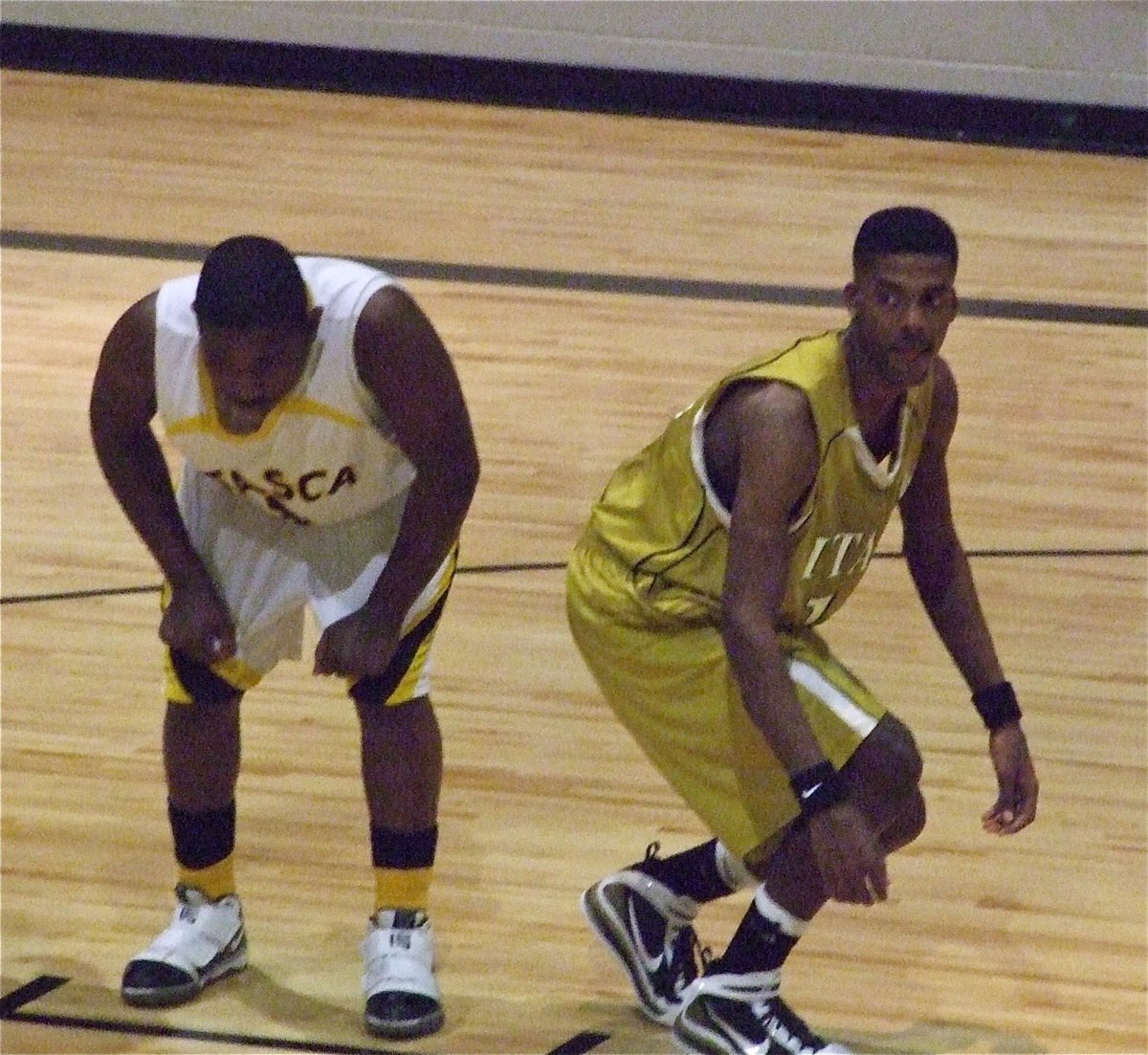 Image: Italy wanted it — Itasca tries to catch their breath while John Isaac is already plotting his next rebound.