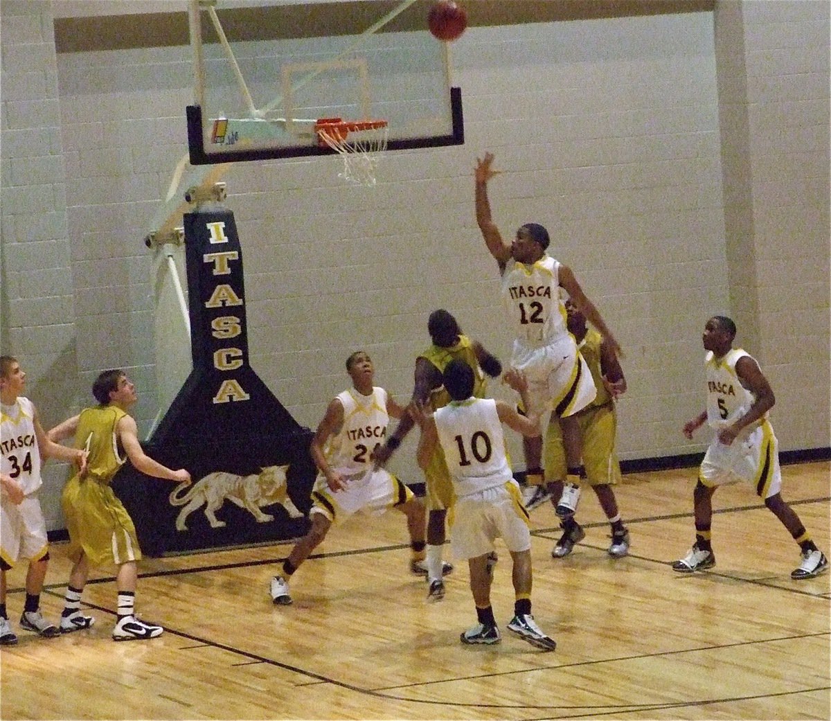 Image: No contest — Jasenio Anderson(11) penetrates the middle of Itasca’s defense and floats a shot over Itasca’s Desmond Guy to score again.