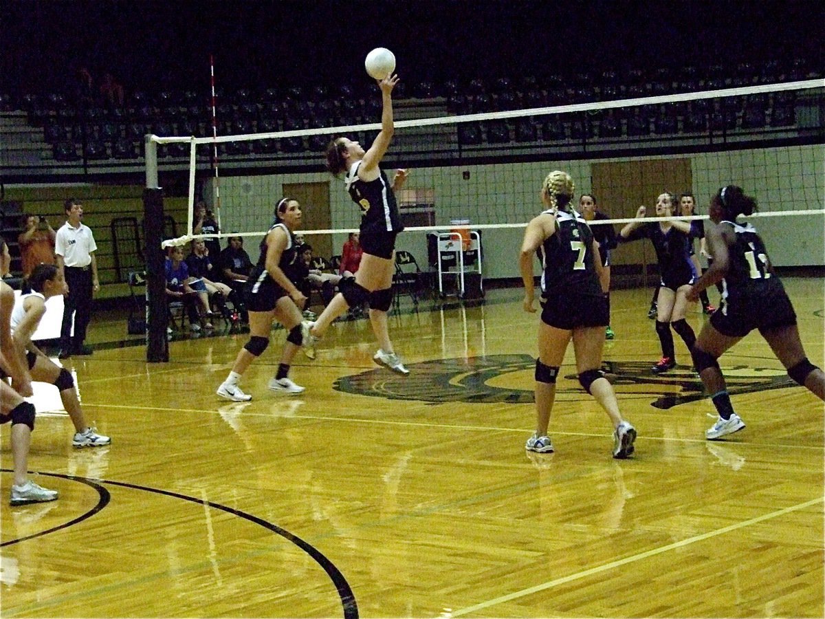 Image: Bumpus can — Bailey Bumpus(8) can fly and returns the favor to Rice.