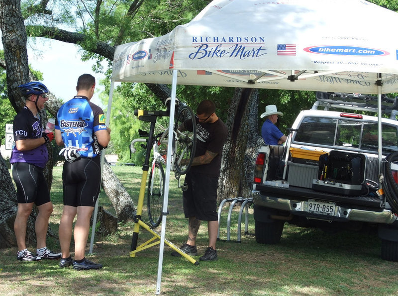 Image: The repair shop — Of course, someone might have a problem out on the road with their bike. Bike Mart was handy with their tools at each of the rest stops.