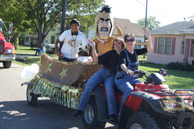 Image: Gladiator float — Monica Boyd, Andi Windham, Omar Estrada and Taylor Souder enjoy the parade with the Gladiator.