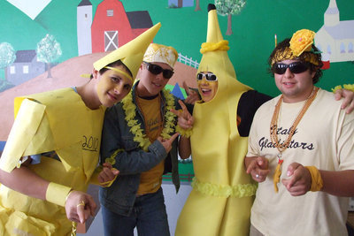 Image: 11th grade — The 11th grade class has become mellow yellow.