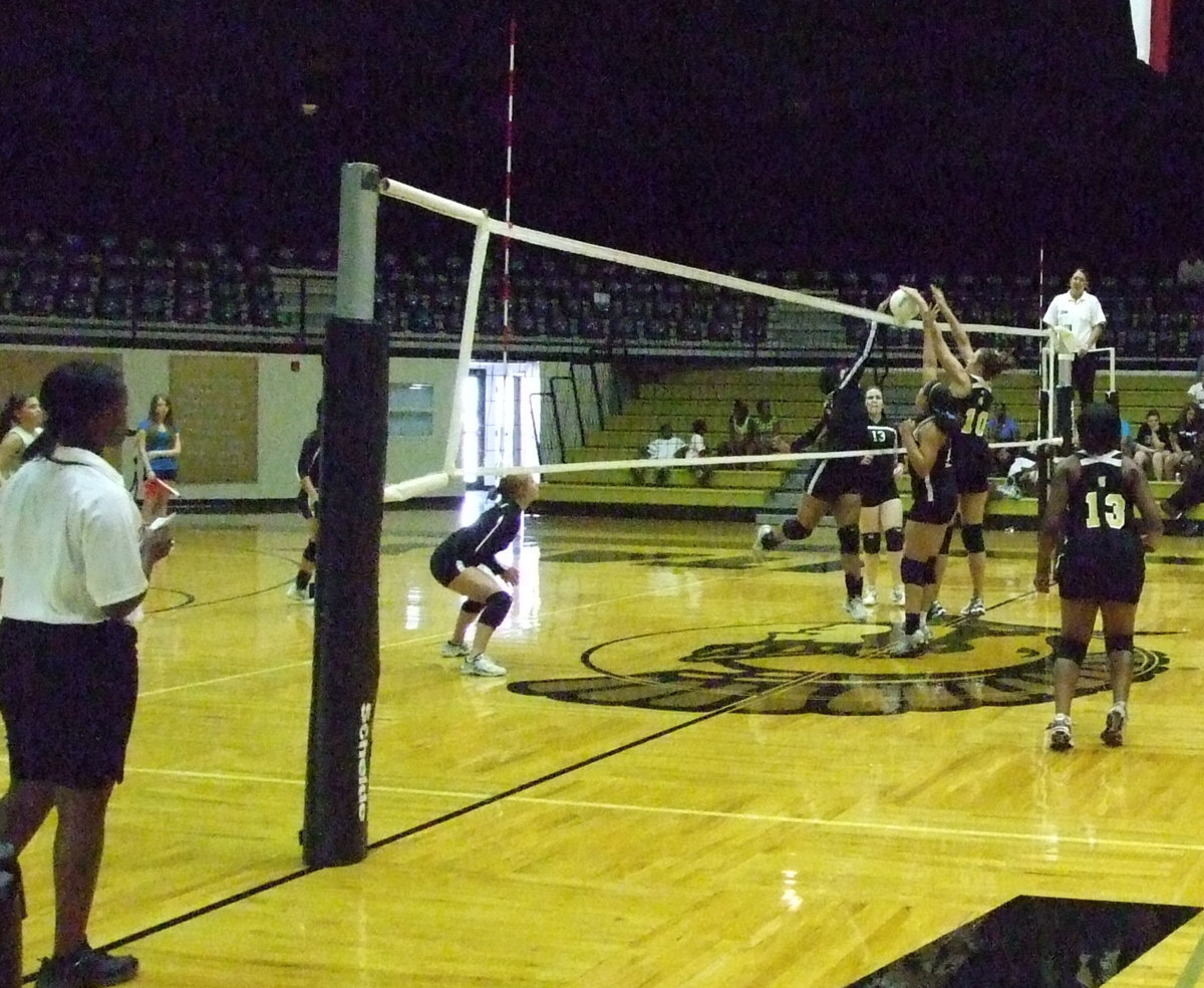 Image: A little struggle at the net — A familiar Italy-Dawson battle at the net.