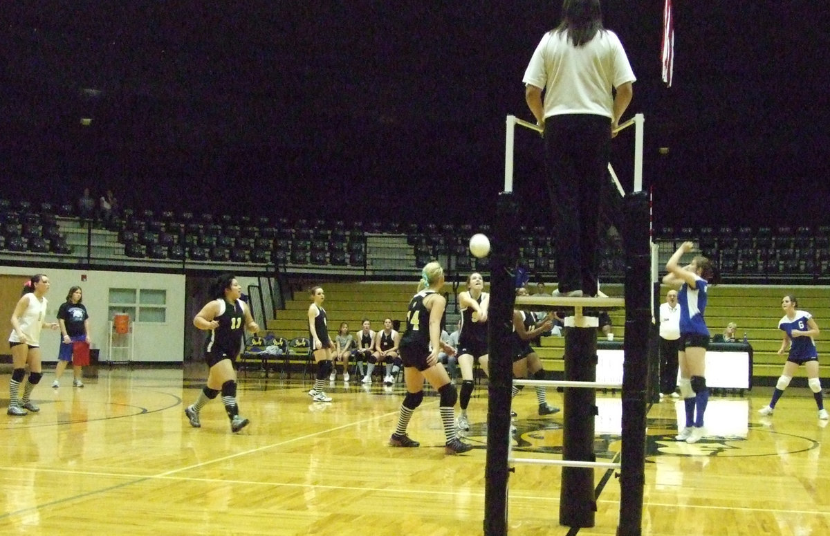 Image: Smithey bumps one up — Melissa Smithey helping the frontline on Tuesday night.