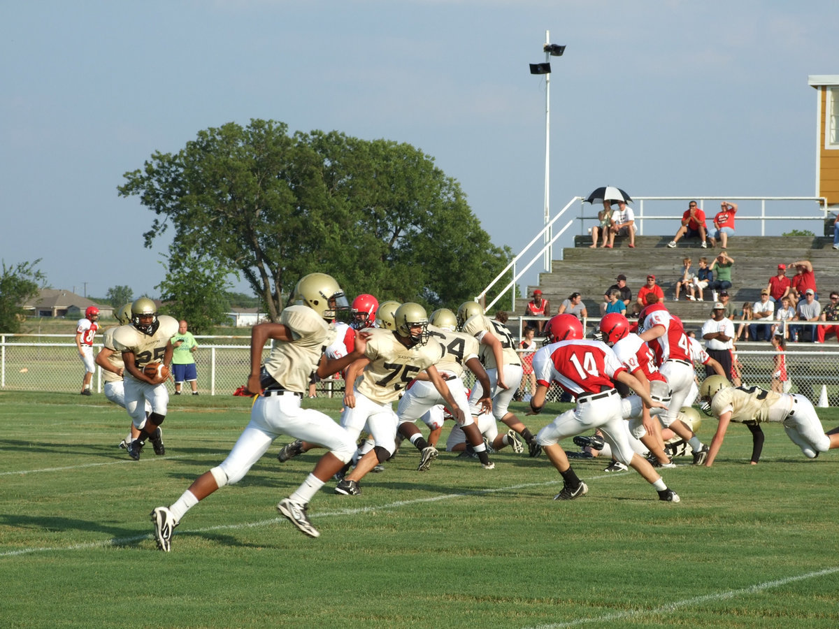 Image: Here comes Mike — Mike Clark #25 heads toward the outside to follow the blocks of Trevon Robertson(9) and Cody Medrano(75).