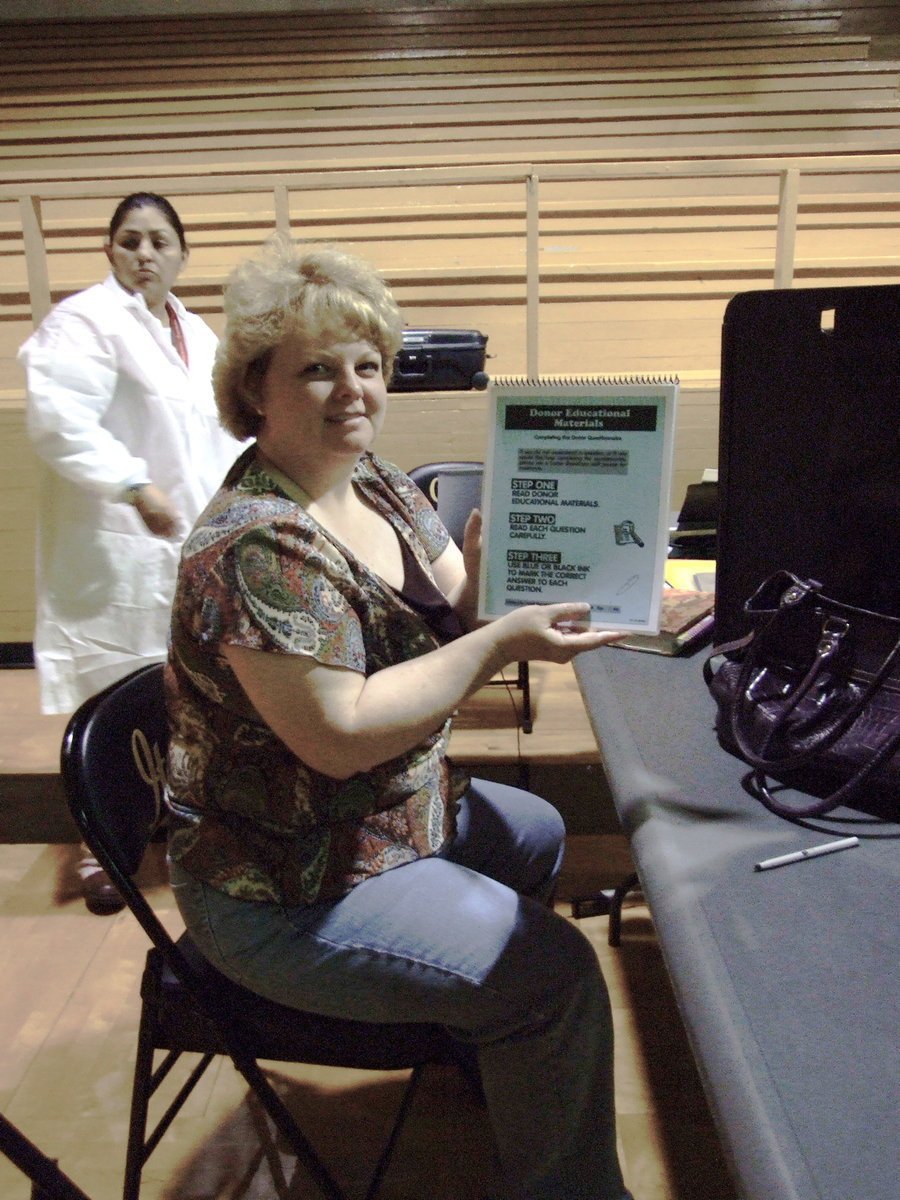 Image: Renee Finley — Renee Finley, long time citizen of Italy, is proudly donating her blood to a good cause.