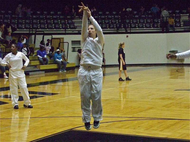 Image: Alyssa’s jump shot — Reminiscent of her father, Allan Richards, who was a former Italy Gladiator jump shooter back in the day.