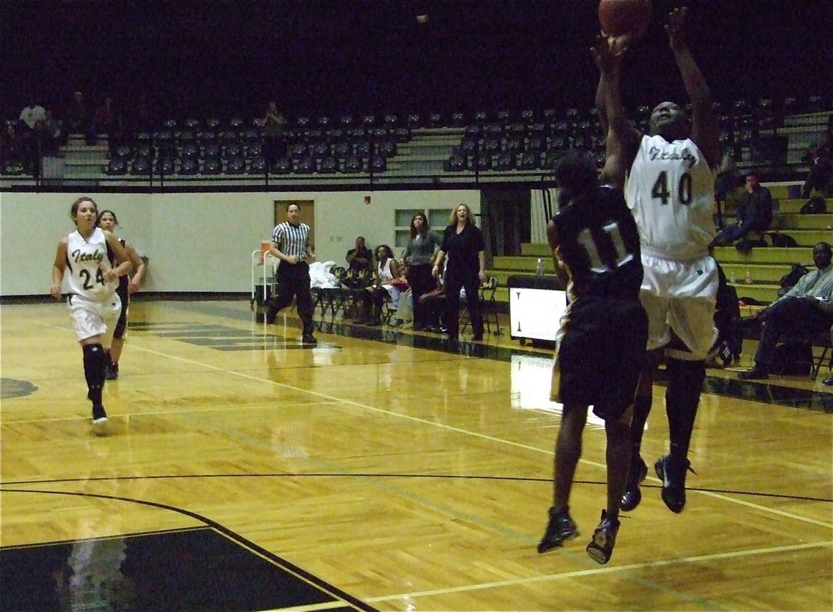 Image: Reed’s mini jumper — Italy’s already talented center, Jimesha Reed(40), is expanding her game.