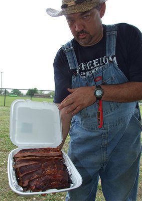 Image: Donnie delivers — Donnie Mrozinski of the Patriot 29 team displays his amazing pork spare ribs.