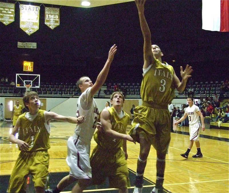 Image: Oscar lays it in — Italy’s Oscar Gonzalez(3) drives to the basket against Mildred.