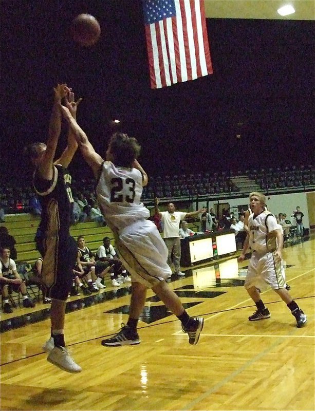 Image: Jase from outside — Italy JV player Jase Holden(4) made the Palmer Varsity squad work for their 1-point victory, 51-50 over Italy’s JV squad.