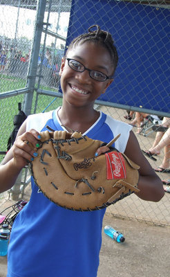 Image: I used this mitt — First baseman Jace McIntyre shows off her famous mitt.
