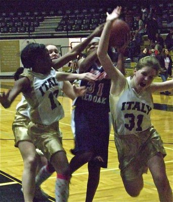Image: Oh the humanity! — Italy’s Jesica Wilkins(in the back), Kendra Copeland(12) and Taylor Turner(31) combine to stop this Lady Eagle shooter.