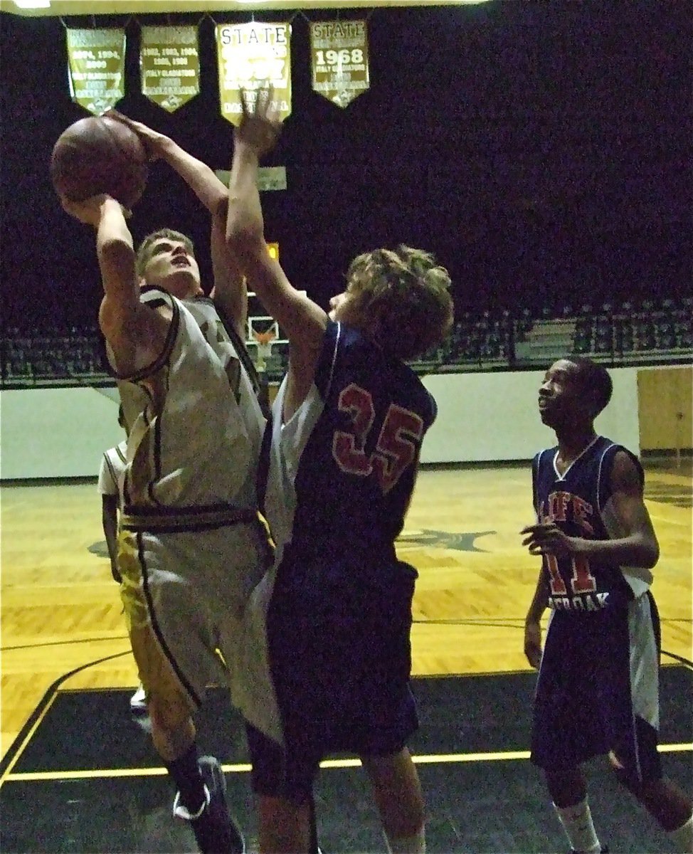 Image: Justin scores inside — Justin Wood(4) scores inside against the Eagles.