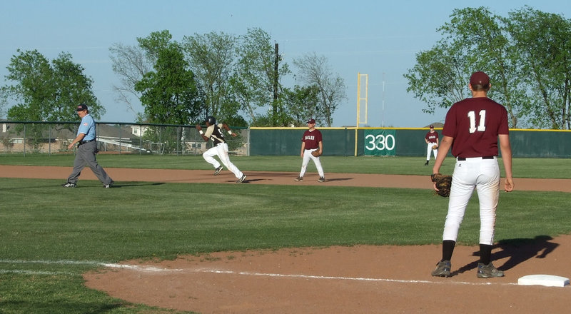 Image: Desmond can run — Desmond Anderson runs to third.