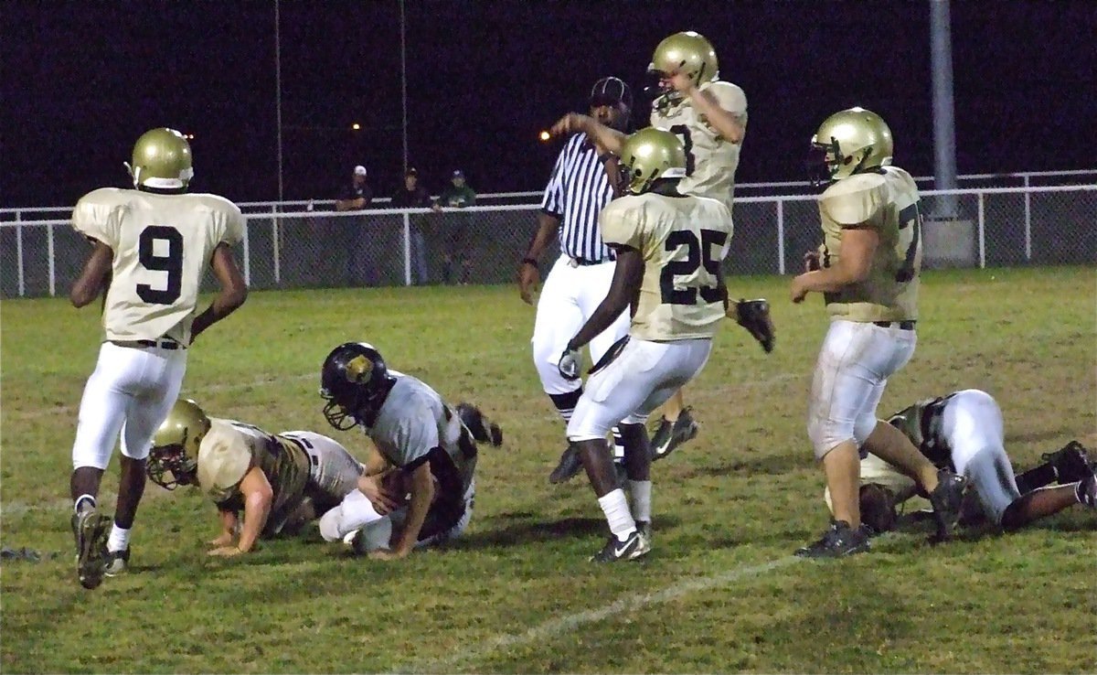 Image: Poor kitty… — Italy’s defense clobbers the Wampus Cats.