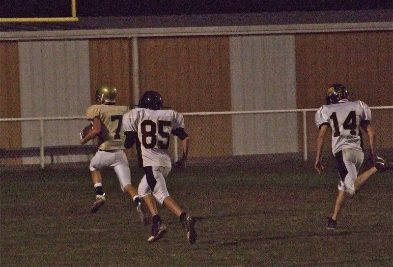 Image: Jase Holden(7) scores — Jase Holden(7) hauls in a touchdown pass and takes it to the fieldhouse!