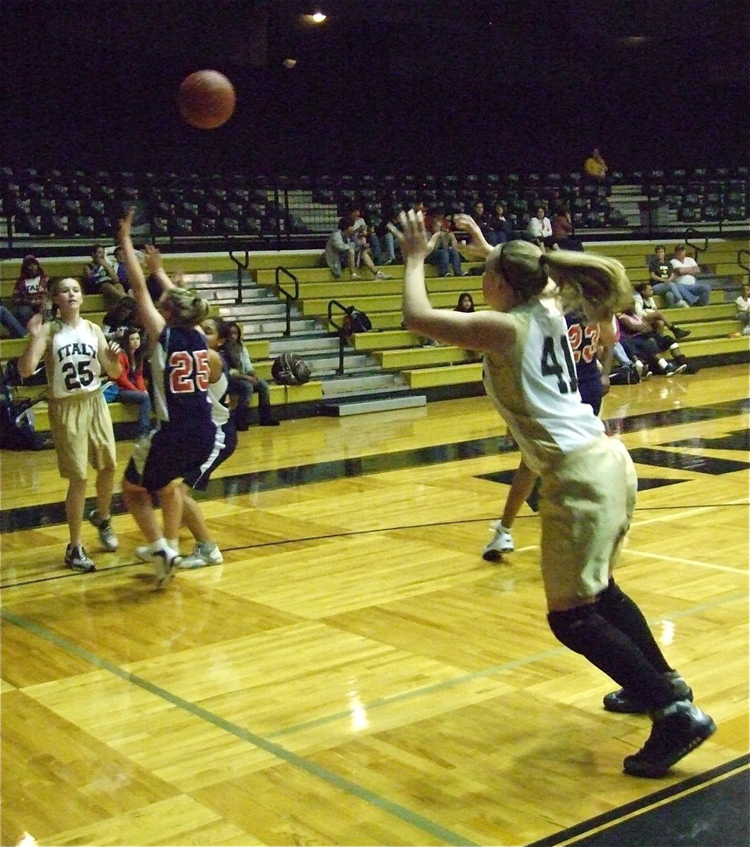 Image: Kelsey to Jaclynn — Kelsey Nelson(25) passes inside to Jaclynn Lewis(41).