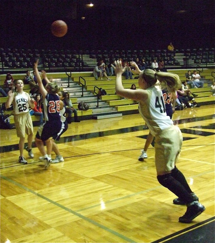 Image: Kelsey to Jaclynn — Kelsey Nelson(25) passes inside to Jaclynn Lewis(41).