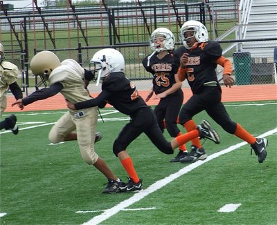 Image: Jackets swarm — Tylan Wallace helped his B-Team pull away from Ferris for a 19-6 win on Saturday.
