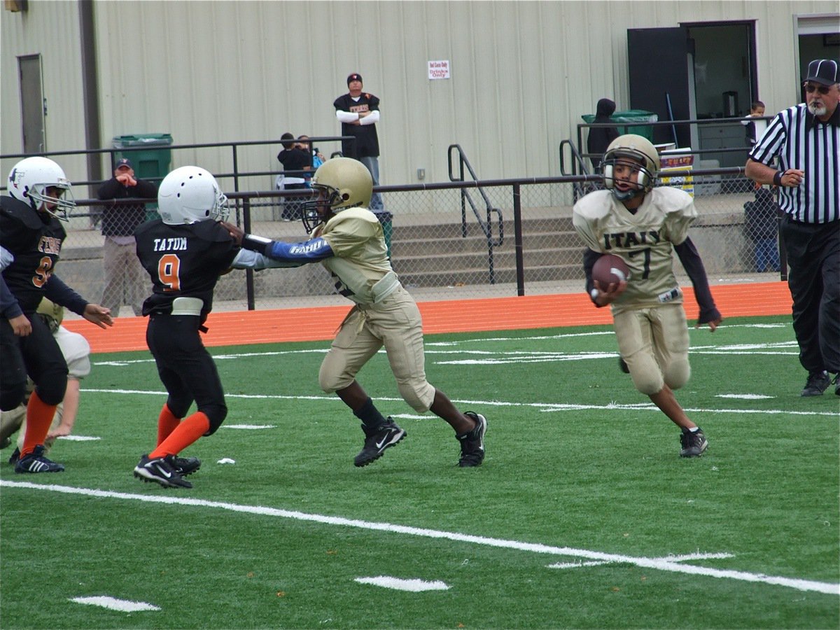 Image: Follow me — Taron Smith lead blocks for Tylan Wallace who ran for two touchdowns against Ferris.