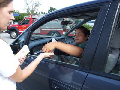 Image: Volunteer collecting money — Kelly Svehlak collects more money from another sharing driver.