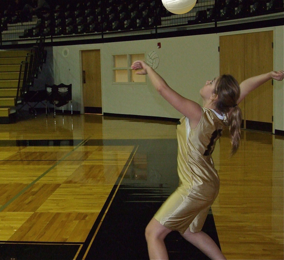 Image: Taylor serves — Taylor Turner gets ready to serve.