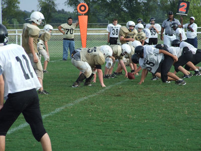 Image: 7th grade on defense — The Italy 7th grade defense digs in against the Tigers.