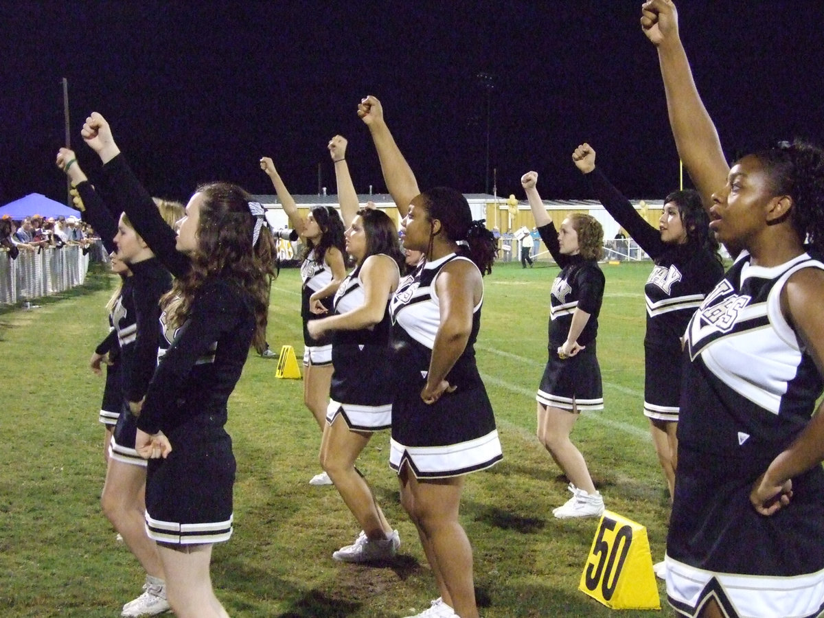 Image: Italy Cheerleaders — All the cheerleaders come together for one big night.