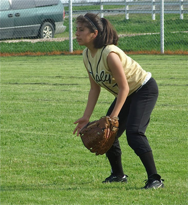 Image: Ready to react — Alma Suaste(7) is at the ready in right field.