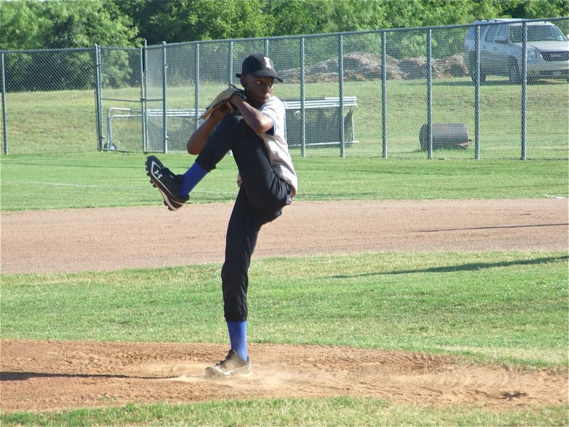 Image: Carson on the mound — Eric Carson pitches against Itasca.