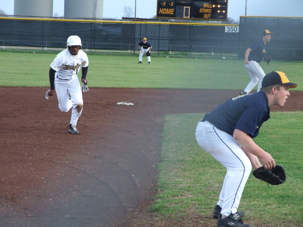 Image: Jasenio in action — Jasenio Anderson rounds second and heads for third.