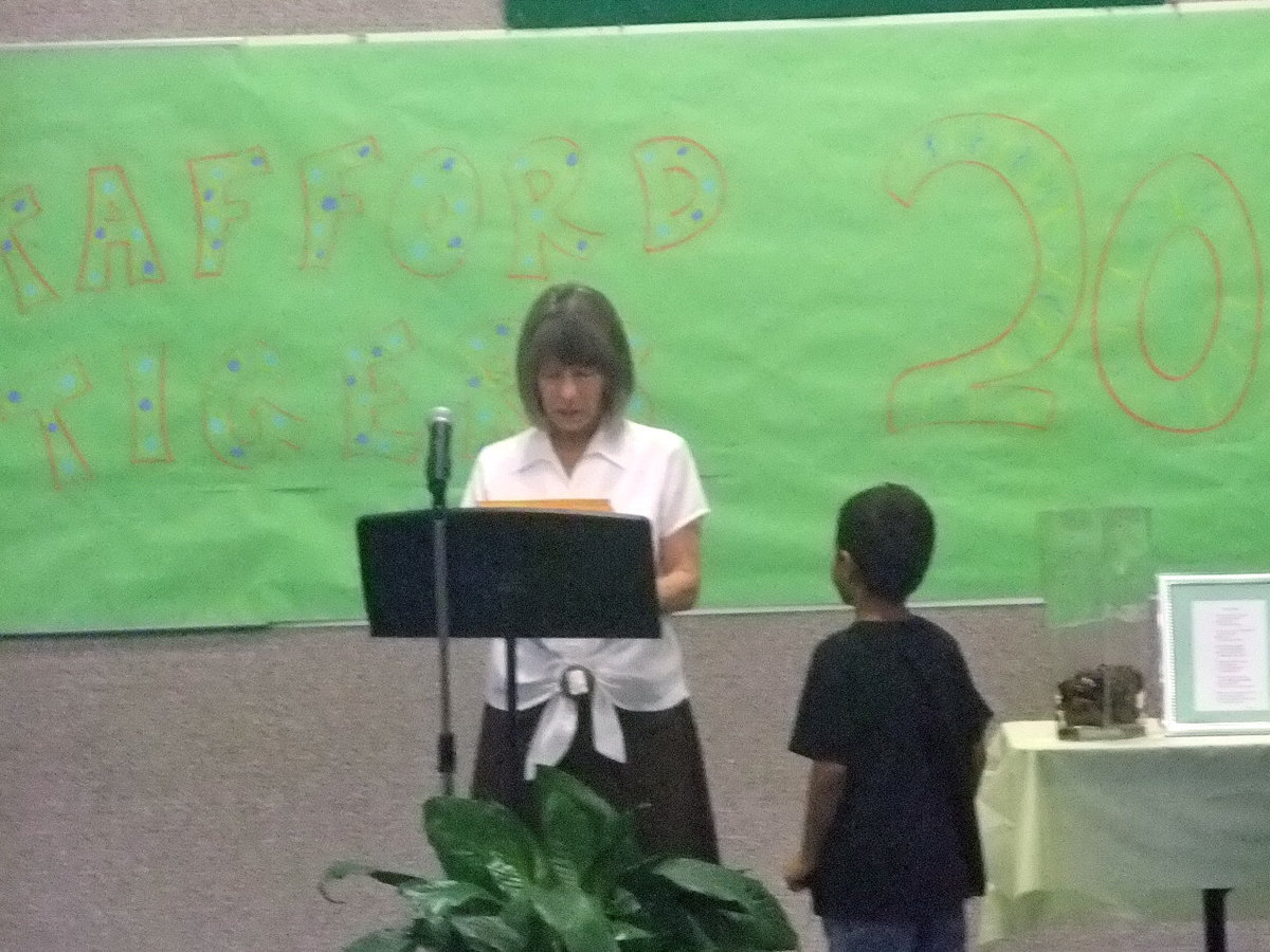 Image: Carolyn Maevers — Carolyn Maevers handing out the awards.