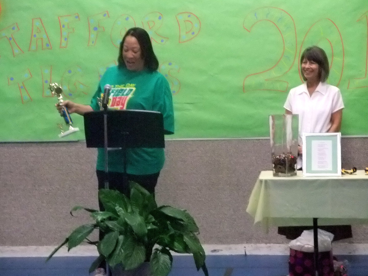 Image: Sharon Stafford and Carolyn Maevers — Sharon Stafford presented the AR awards.