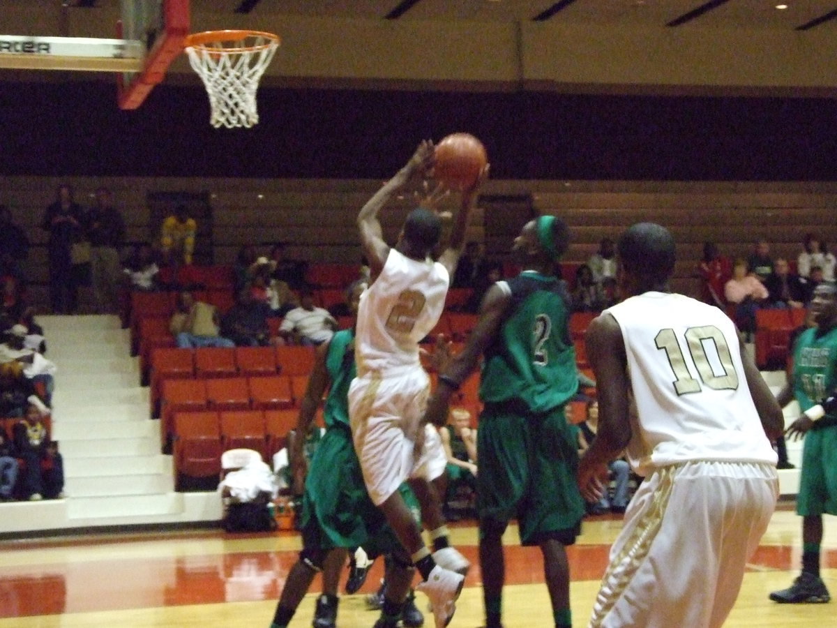 Image: Clemons For Two — Italy’s #2 Heath Clemons drives into the lane for a score.