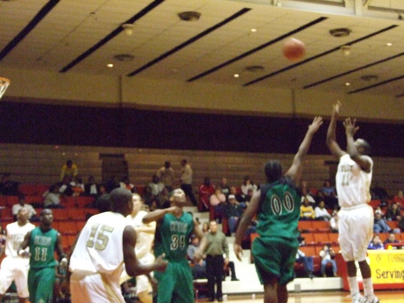 Image: Anderson From The Elbow — Italy’s #11 Jasenio Anderson helps his Gladiators jump out to a 9-1 lead over the Kerens Bobcats.