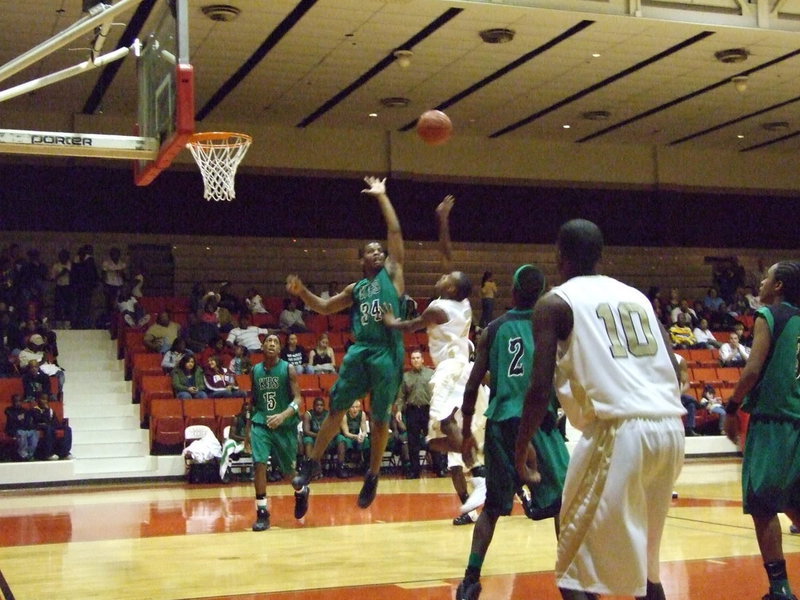 Image: Clemons In The Lane — Italy’s #2 Heath Clemons floats a tear drop over a Kerens defender.