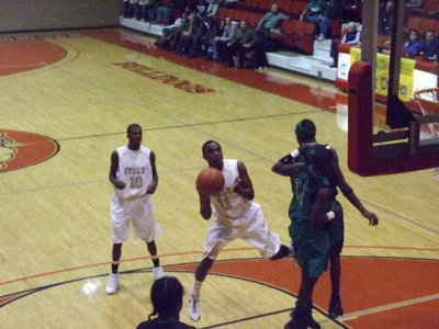 Image: Floating On Air — Italy’s #11 Jasenio Anderson manuevers in mid-air for a score against Kerens.