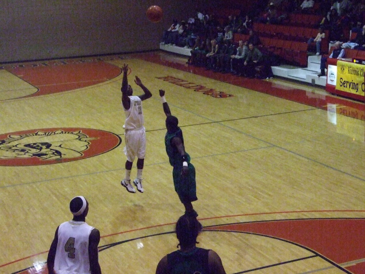 Image: The Three Bomb — Italy’s #11 Jasenio Anderson fires the cannon in the 2nd half.