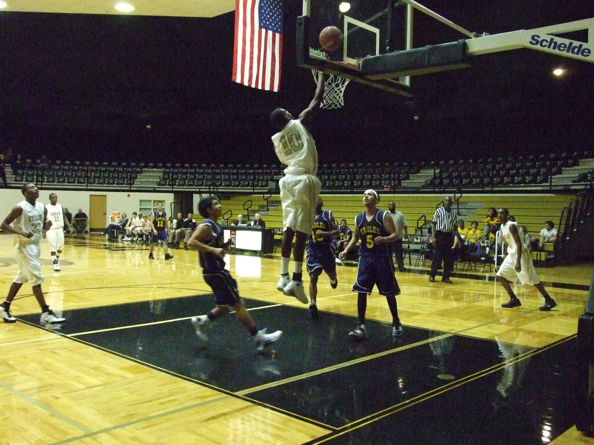 Image: John Isaac — Up in the air goes John Isaac as he gets a bird’s eye view over the Eagle defense and helps the Italy Gladiators secure an 82-38 win over Grand Prairie Advantage.